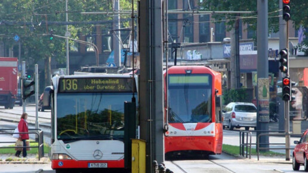 Fahrende Straßenbahn und Bus, Link auf Fahrkosten für Schüler*innen