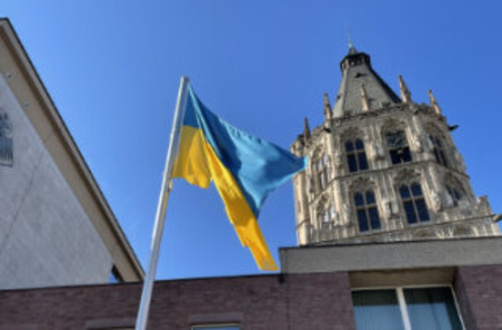 Ukraine-Flagge vor dem Ratsturm, Link auf Informationen für geflüchtete Menschen aus der Ukraine - Stadt Köln