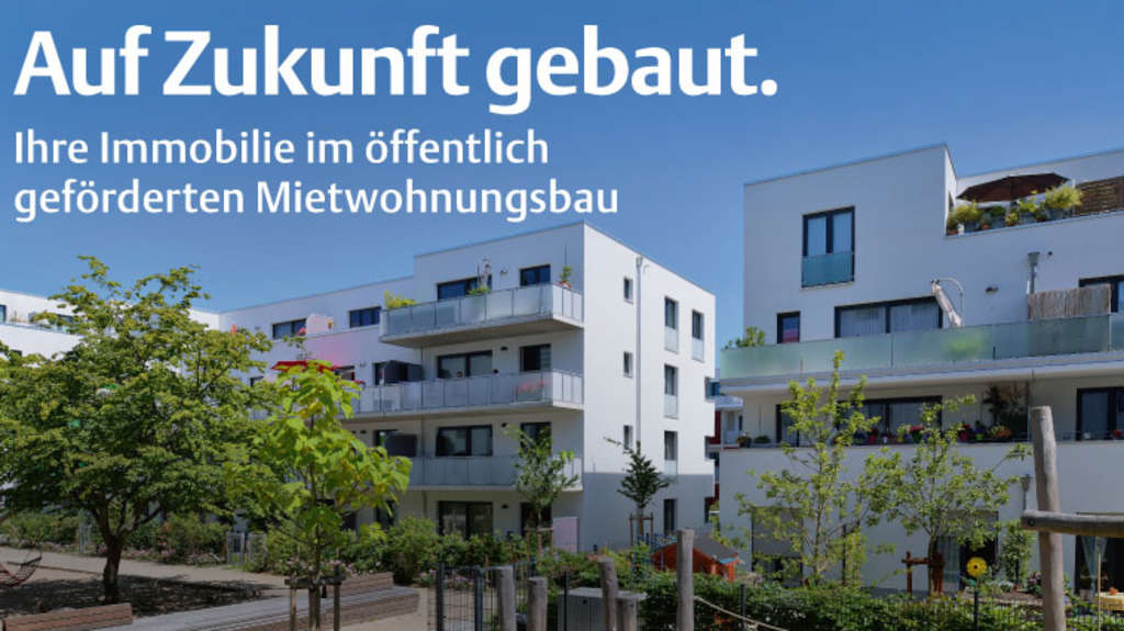 Wohnblock mit Wohnungen und dem Schriftzug Auf Zukunft gebaut. Ihre Immobilie im öffentlich geförderten Mietwohnungsbau, Link auf Soziale Wohnraumförderung (Mietwohnungen)