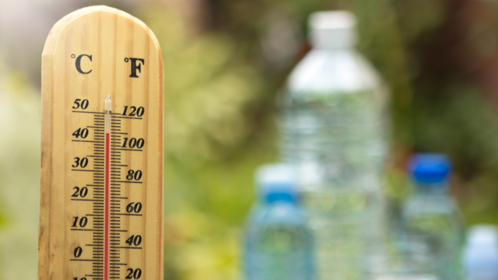 Thermomter, rechts daneben stehen Wasserflaschen