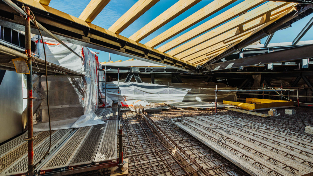 Unterkonstruktion aus Holz zwischen den Dachpyramiden aus Stahl