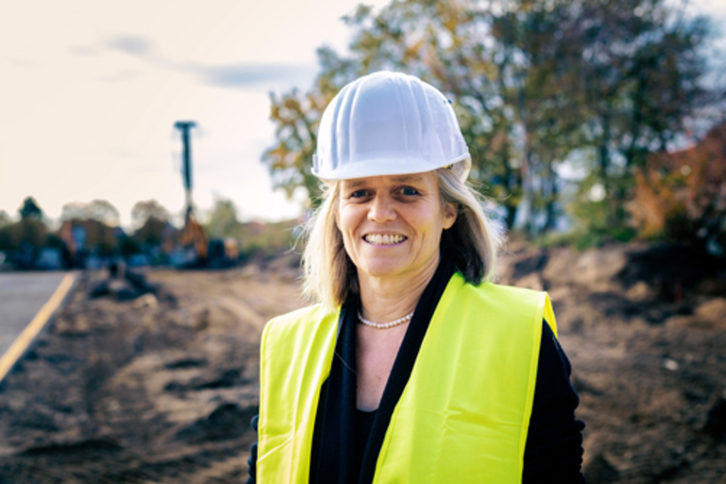 Monika Engisch mit Bauhelm und gelber Warnweste