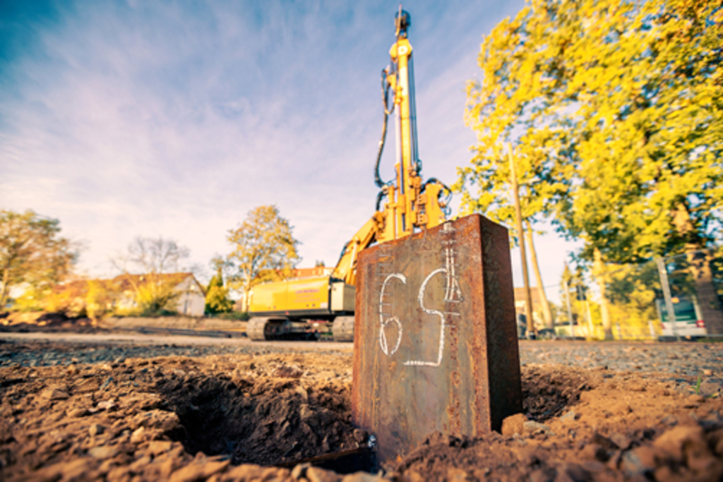 Ein Stahlträger wird in den Boden gerammt