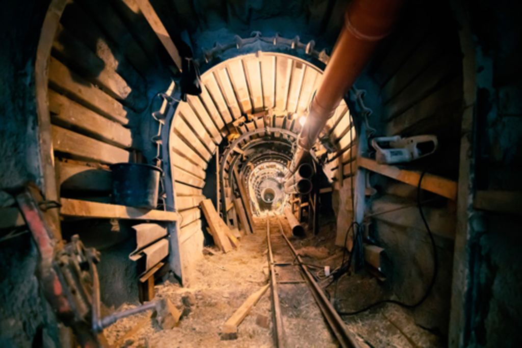 Ein alter stillgelegte Bergwerksstollen, der 18 Meter lang ist