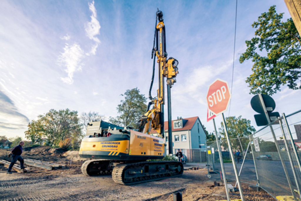 Eine sogenannte Mobilramme, eine circa zehn Meter lange und im komplett ausgefahrenen Zustand 16 Meter hohes Raupenfahrzeug