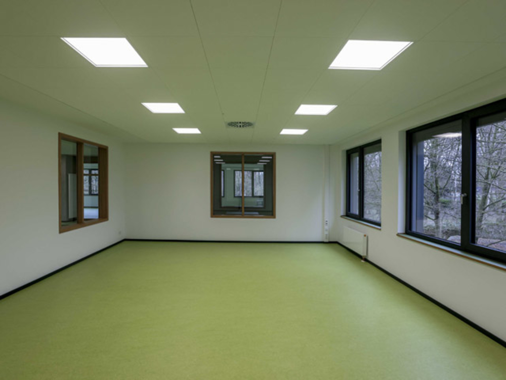 Hell, freundliche und transparent: die Unterrichtsräume haben immer Sichtbeziehungen zueinander sowie in die Flurbereiche sowie natürlich nach draußen ins Grüne