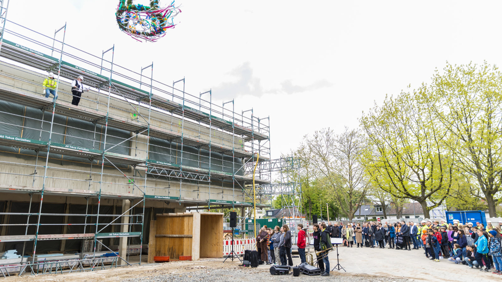 Der Richtkranz wird vor dem Rohbau hochgezogen.