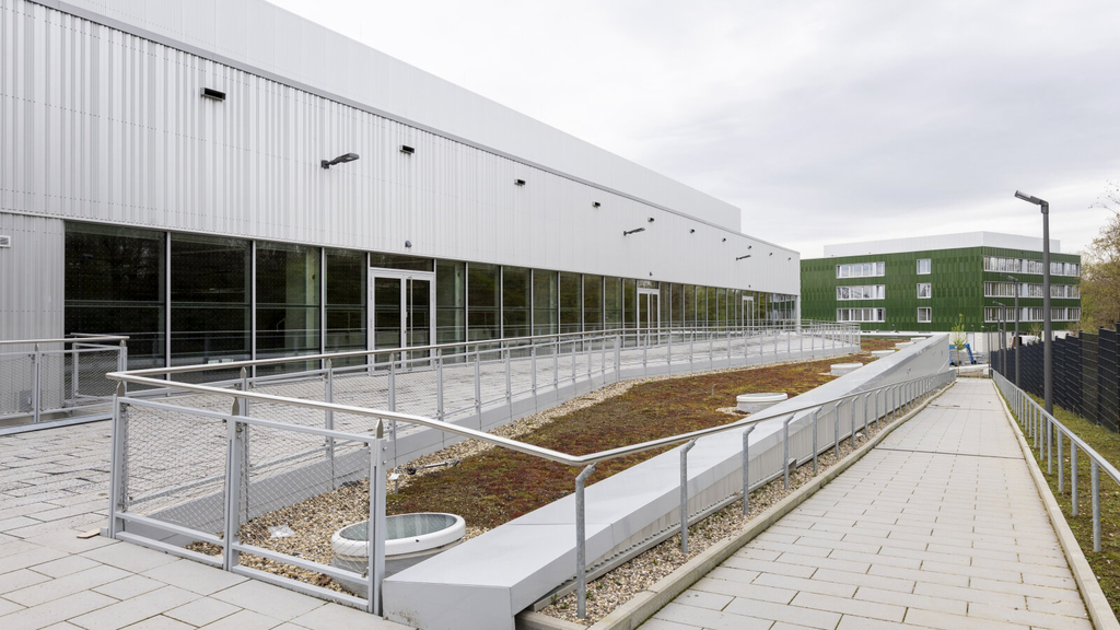 Außenansicht der neuen Sporthalle