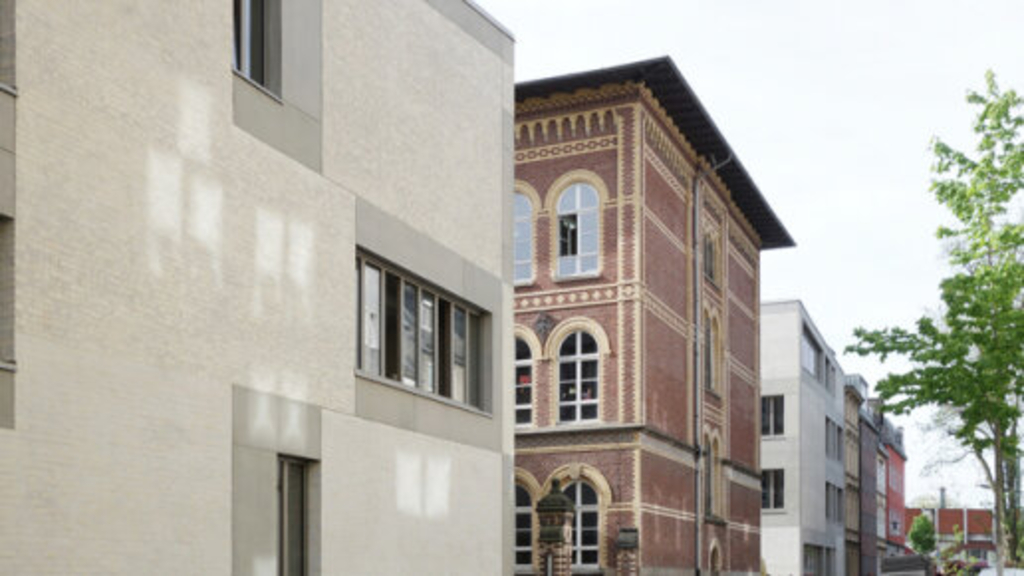 Außenansicht des Erweiterungsbaus der Geschwister-Scholl-Realschule, Link auf Auszeichnung mit dem Kölner Architekturpreis 2021 - Stadt Köln