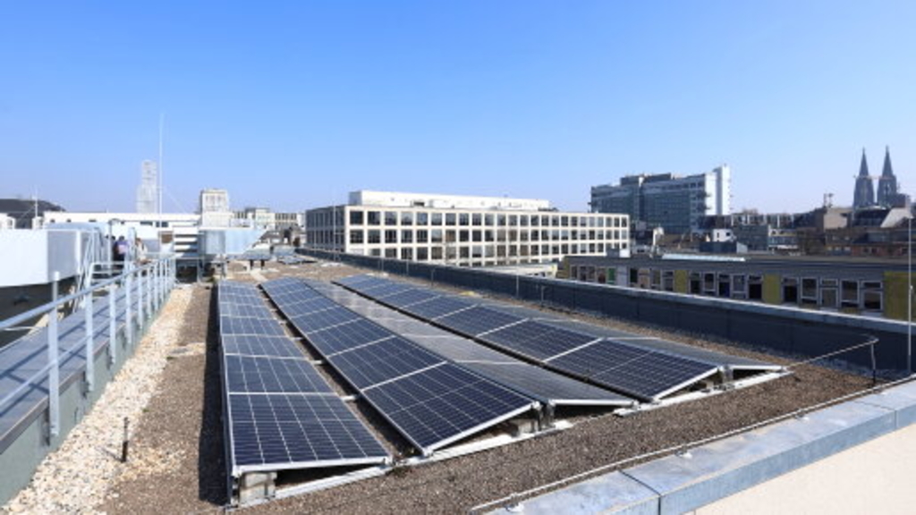 Photovoltaikdach der Schule Palmstraße, Link auf Energiemanagement der Gebäudewirtschaft - Stadt Köln
