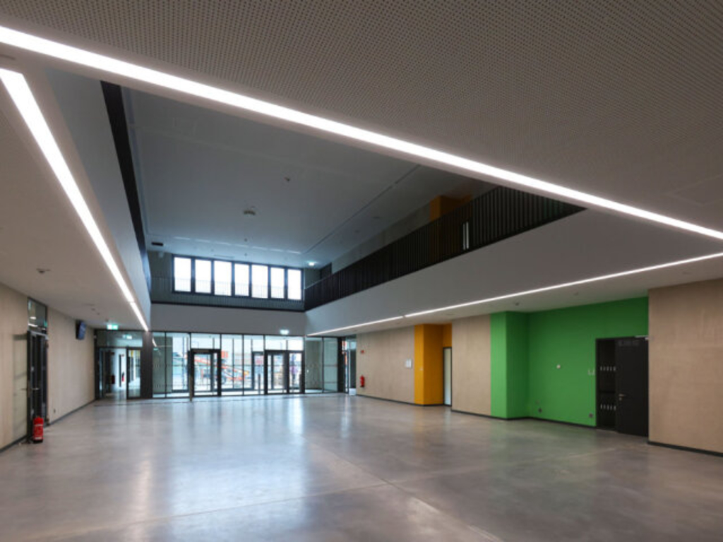 Eingangsbereich mit heller Deckenbeleuchtung, Link auf Erweiterungsbau Gesamtschule Rodenkirchen - Stadt Köln
