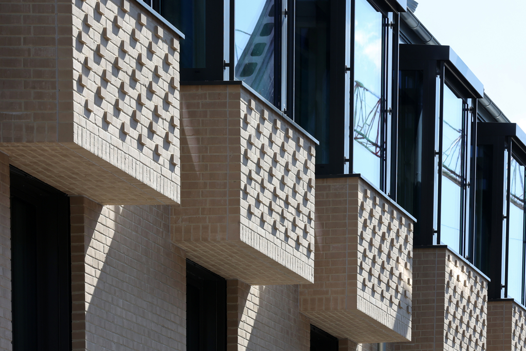 Die denkmalgerecht sanierte Fassade des Bestandsgebäudes aus den 1950er Jahren.