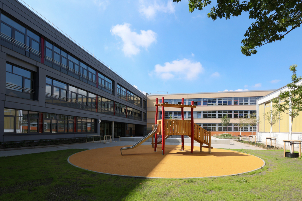 Der Erweiterungsbau wurde mit dem Bestandsgebäude der Förderschule verbunden 