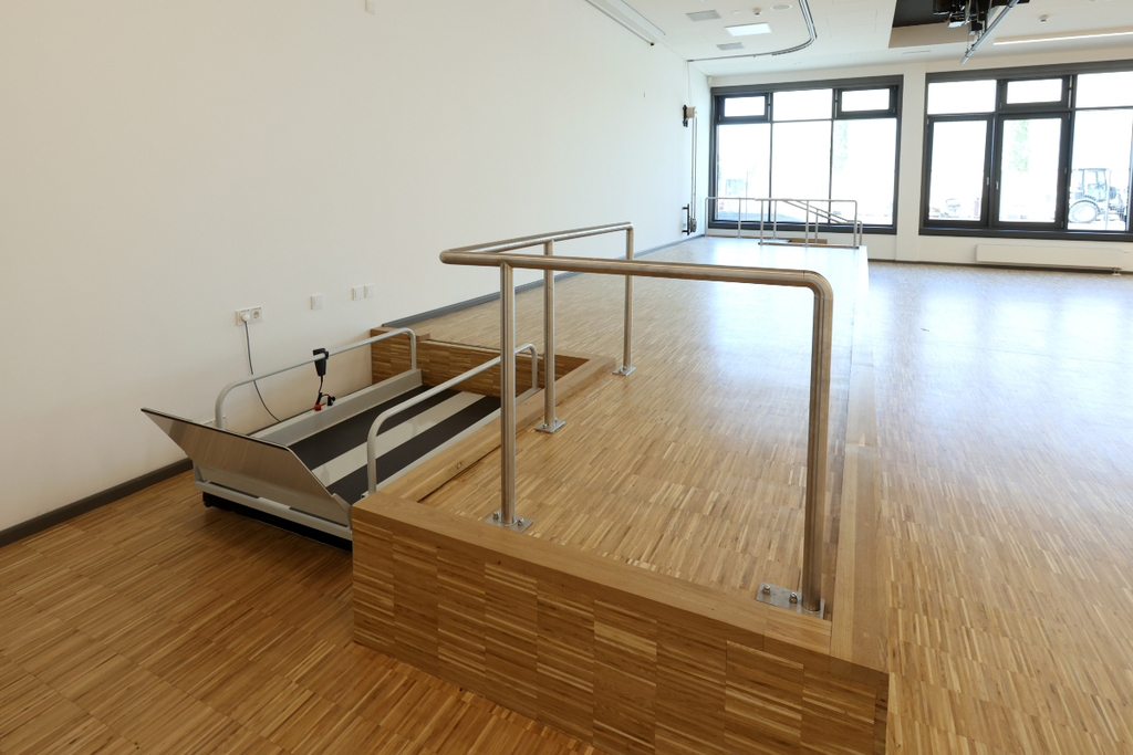 Barrierefreie Bühne mit Rollstuhllift in der Förderschule 