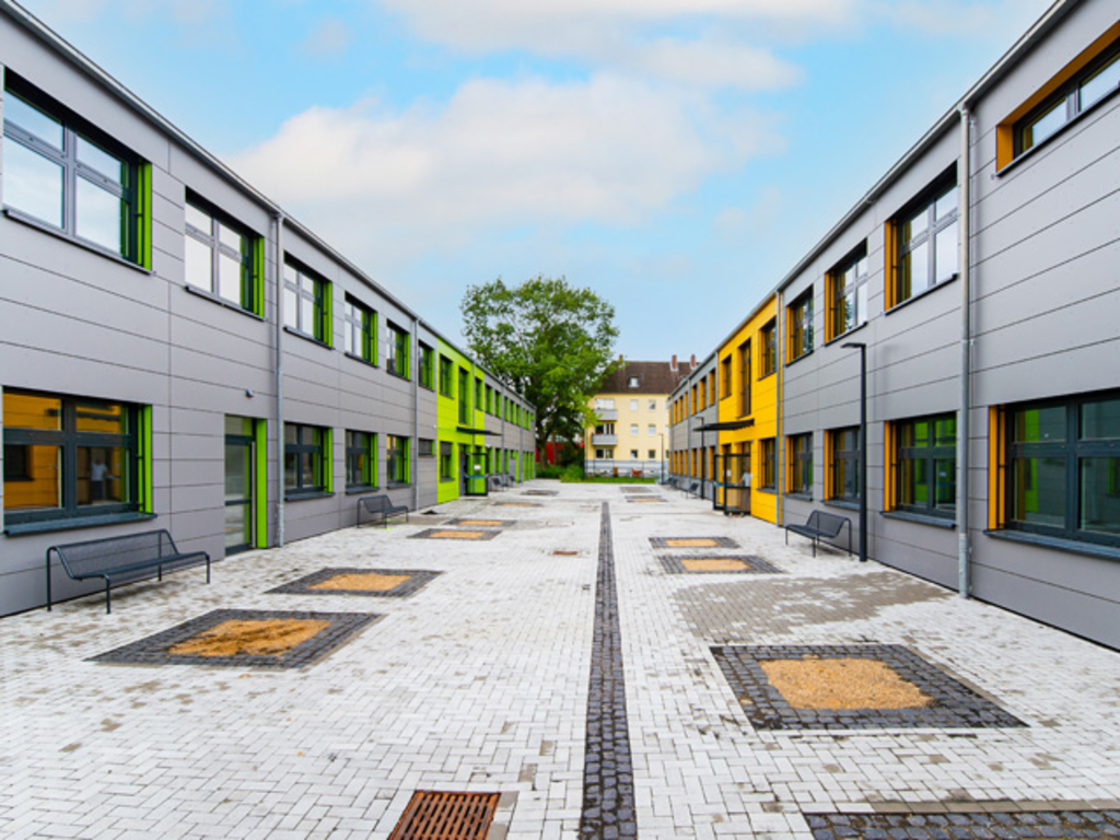 Die beiden neuen Schulgebäude der Gemeinschaftsgrundschule Hauptstraße in Porz gebaut in Stahlmodulbauweise