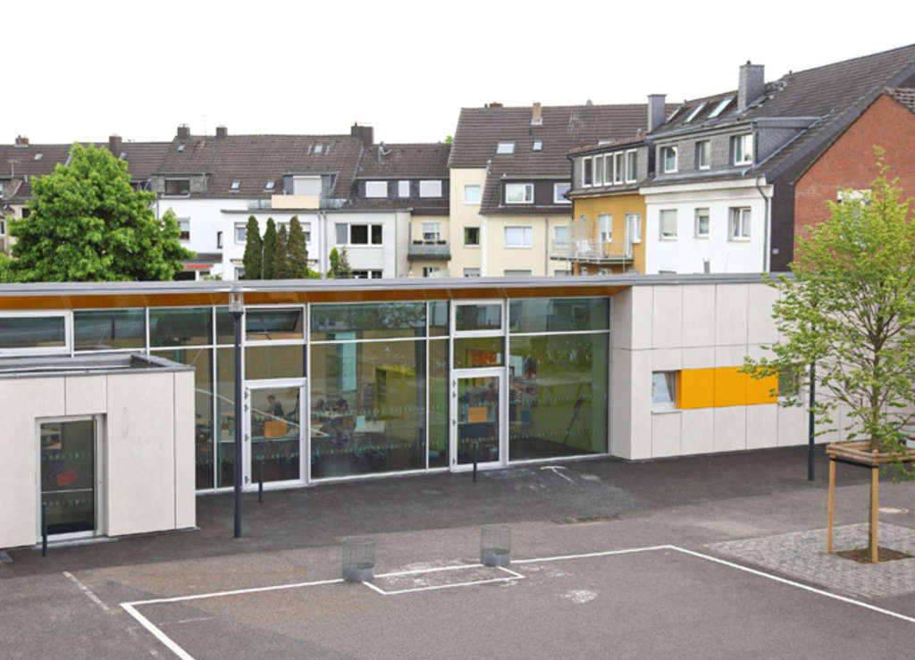 Außenaufnahme der neuen Mensa an Gemeinschaftsgrundschule Leuchterstraße