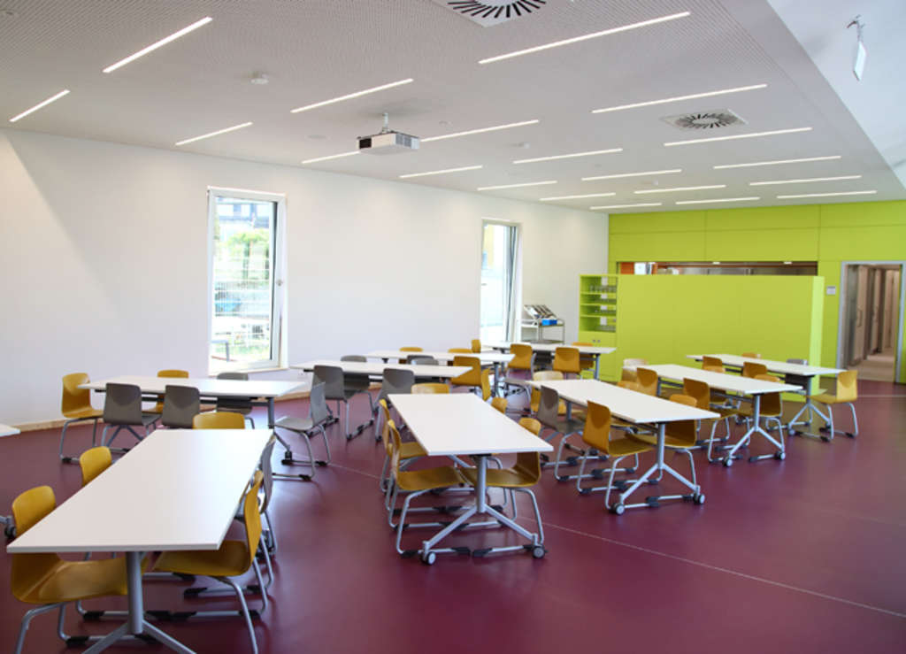 Bestuhlung in der neuen Mensa der Gemeinschaftsgrundschule Leuchterstraße