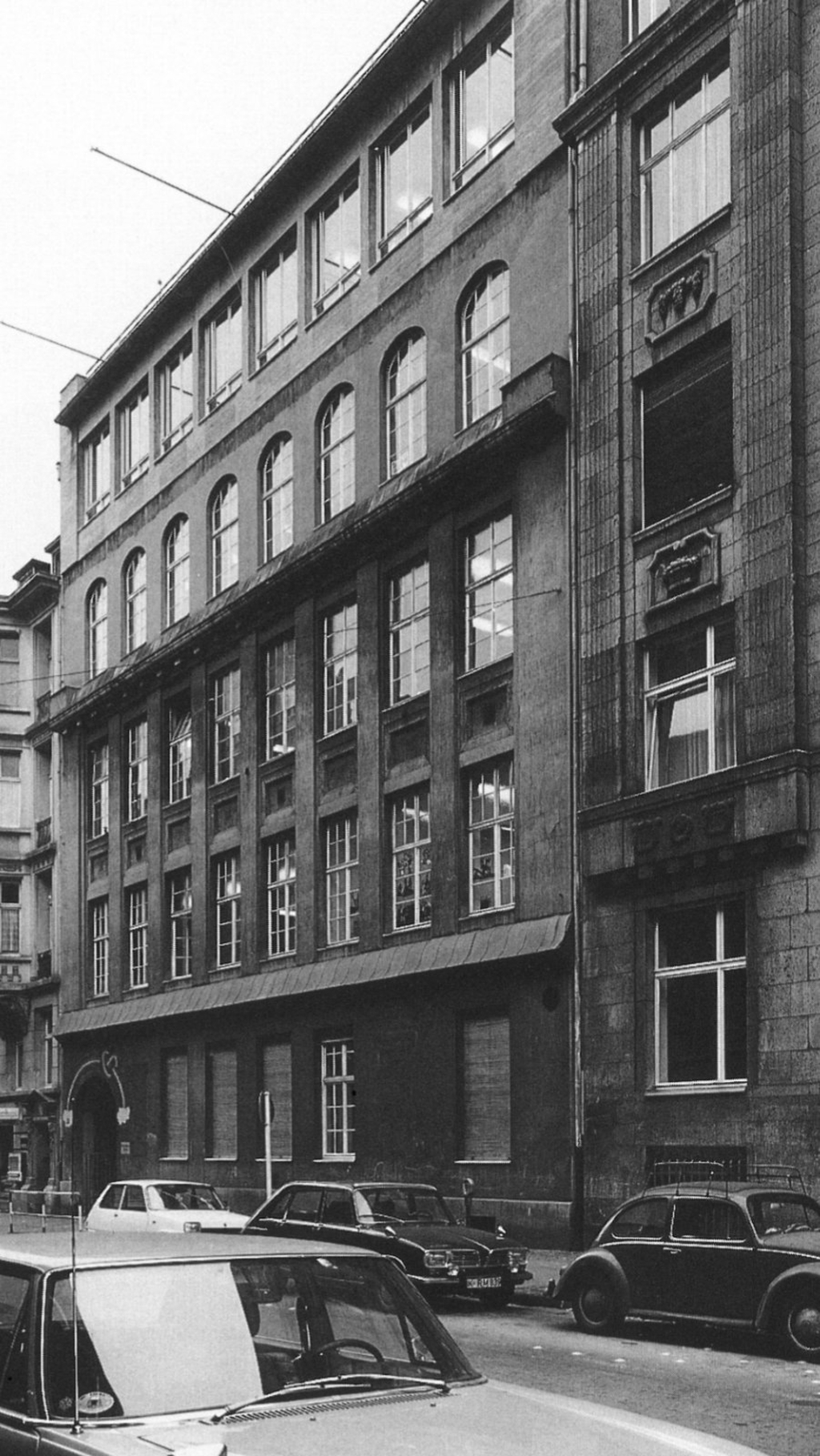 Außenansicht des Schulgebäudes in der Gilbachstraße um 1975