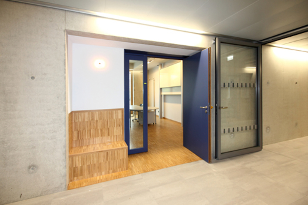 Vor jeder Klasse mit Amokschutztüren, die sich nur von innen öffnen lassen, wurden helle einladende Nischen gesetzt.