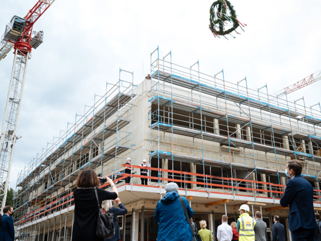 Der Richtkranz wird am Erweiterungsbau für das Hildegard-von-Bingen-Gymnasium emporgezogen.