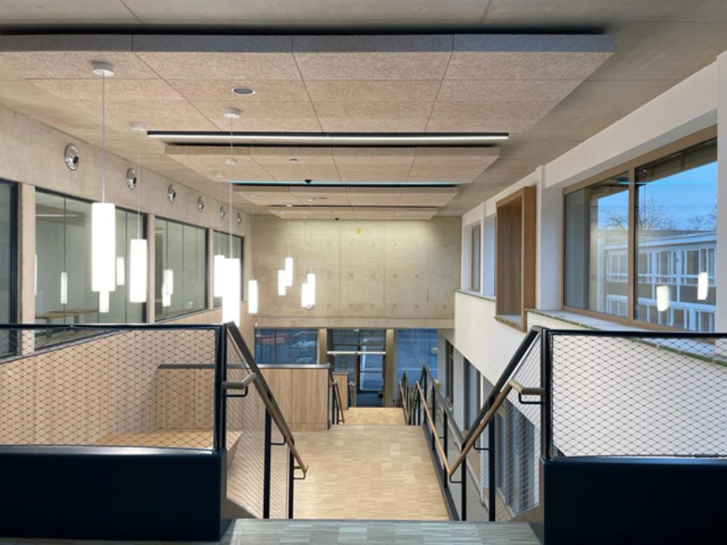 Auf den Zwischenebenen der großen Lerntreppe laden Sitzmöbel zum Pausieren oder Lesen ein.