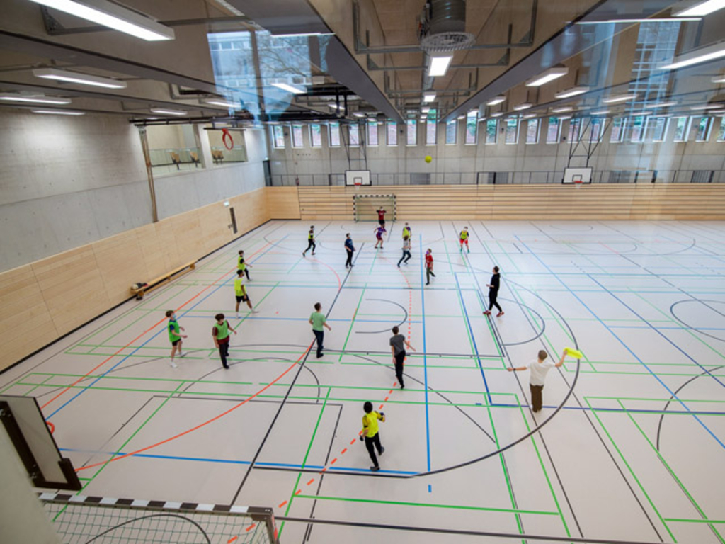 Sportunterricht in der neuen Dreifachturnhalle, deren Ausstattung dem Standard für NRW-Sportschulen entspricht. Hier können junge Leistungssportler*innen ausgebildet werden.
