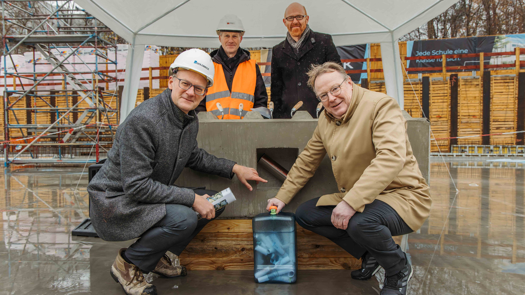 Oberbürgermeister Torsten Burmester zusammen mit Torsten Leesmeister-Zawacki, Abteilungsleiter GU/TU Schulbau Gebäudewirtschaft, Martin Heinen, Schulleiter der Realschule Im Hasental, und Ralf Linde, Niederlassungsleiter der Goldbeck West GmbH bei der Grundsteinlegung