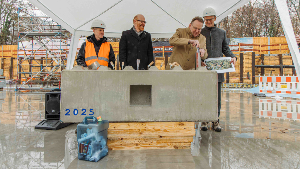 Oberbürgermeister Torsten Burmester zusammen mit Torsten Leesmeister-Zawacki, Abteilungsleiter GU/TU Schulbau Gebäudewirtschaft, Martin Heinen, Schulleiter der Realschule Im Hasental, und Ralf Linde, Niederlassungsleiter der Goldbeck West GmbH bei der Grundsteinlegung