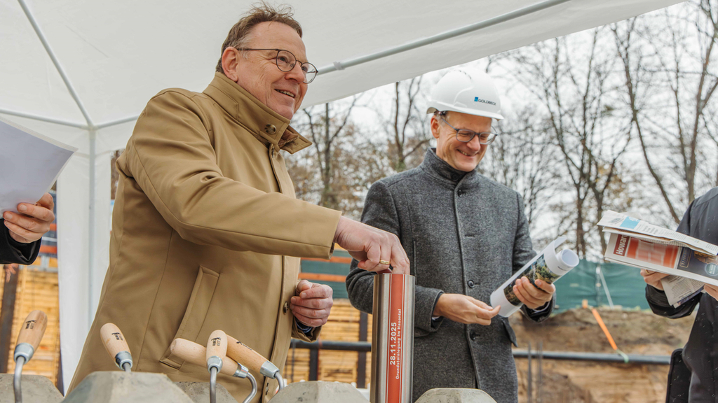 Oberbürgermeister Torsten Burmester zusammen mit Torsten Leesmeister-Zawacki, Abteilungsleiter GU/TU Schulbau Gebäudewirtschaft, Martin Heinen, Schulleiter der Realschule Im Hasental, und Ralf Linde, Niederlassungsleiter der Goldbeck West GmbH bei der Grundsteinlegung