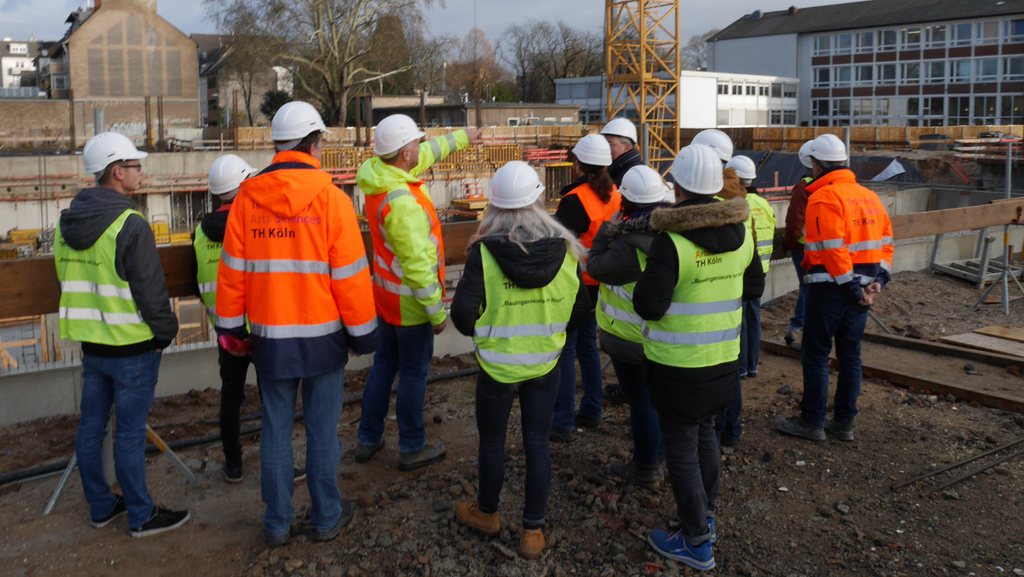 Studierende besichtigen eine Baustelle der Gebäudewirtschaft.