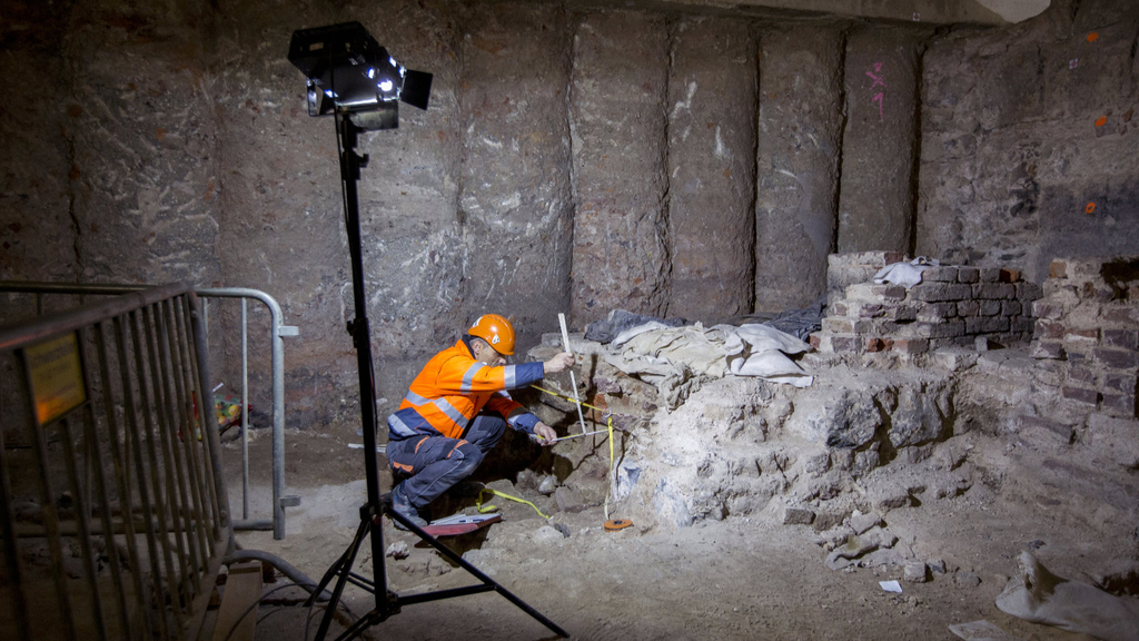 Mitarbeiter vermisst historische Mauern der archäologischen Ausgrabung