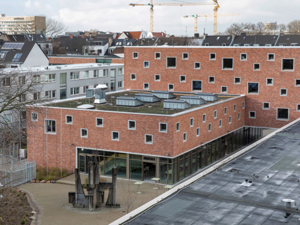 Neubautrakt A mit einer Bibliothek und Mensa, die von beiden Schulen genutzt werden, sowie Klassen- und Ganztagsbereiche für das Elisabeth-von-Thüringen-Gymnasium