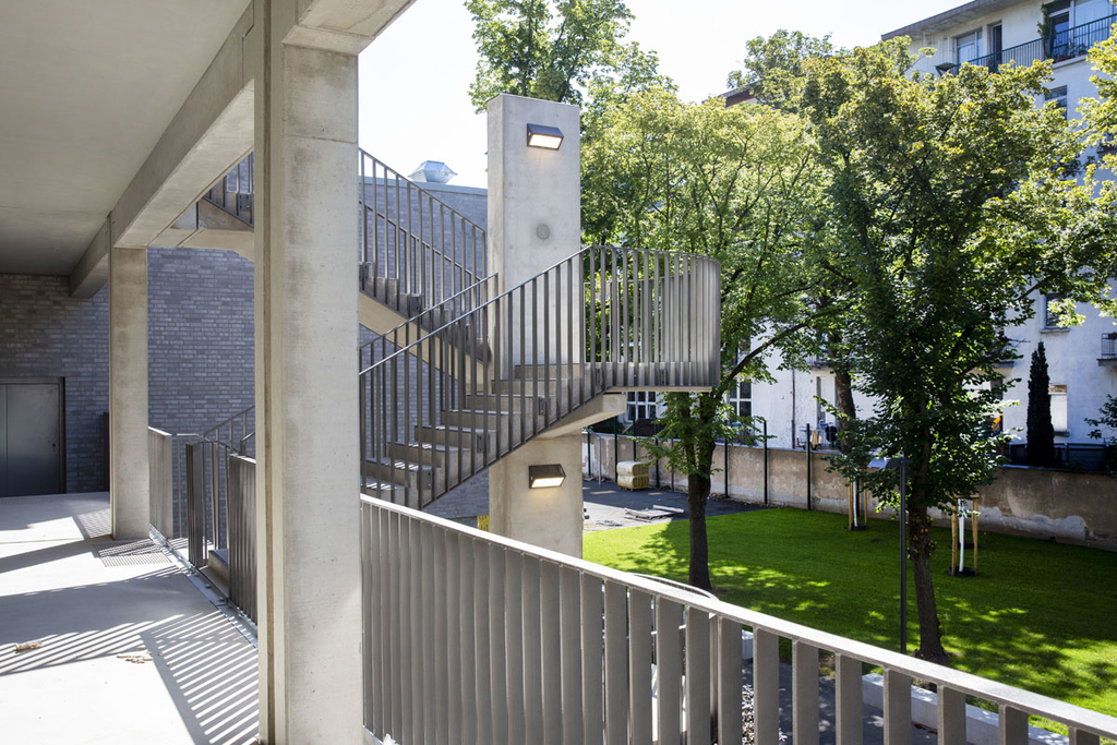 Laubengänge auf der Hinterseite des Gebäudes. Sie dienen der Verbindung und auch als Fluchtwege.