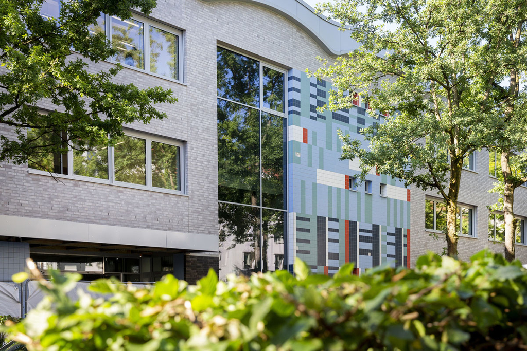 Die Fassade ist teilweise mit einem Mosaik versehen, dass das Gebäude unverwechselbar macht.