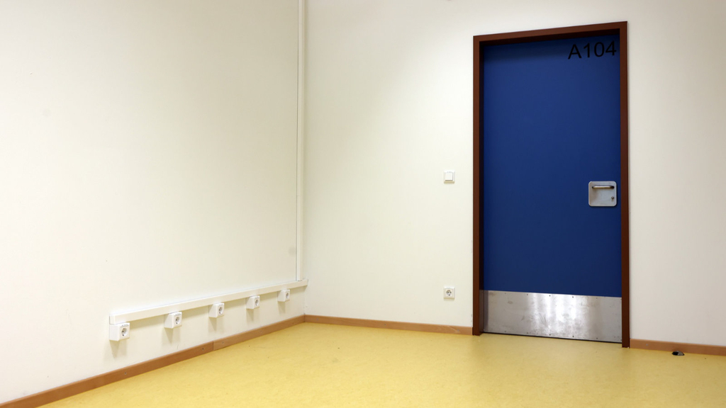 Neue Steckdosen sind an der Wand angebracht