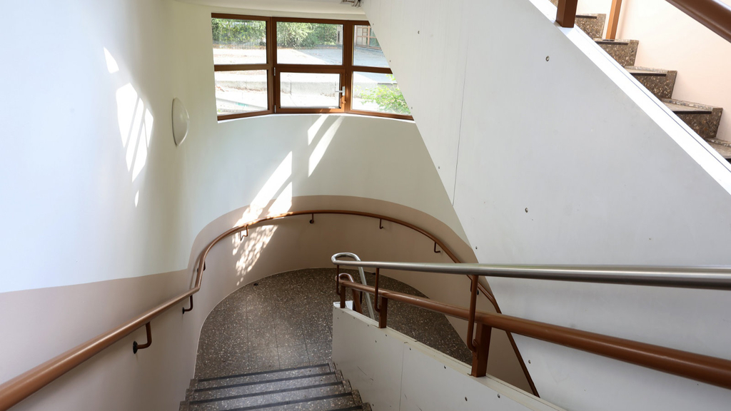 Treppenhaus strahlt in neuem Anstrich