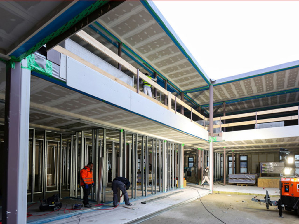 Modulbauteile werden zusammengefügt