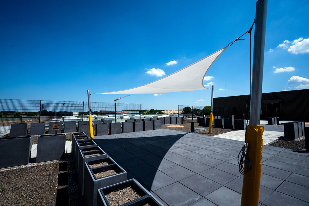 Dachgarten mit Sonnensegel, Pflanzkästen für Biologieunterricht mit Nistkästen, Totholz und Sandnistflächen für Insekten