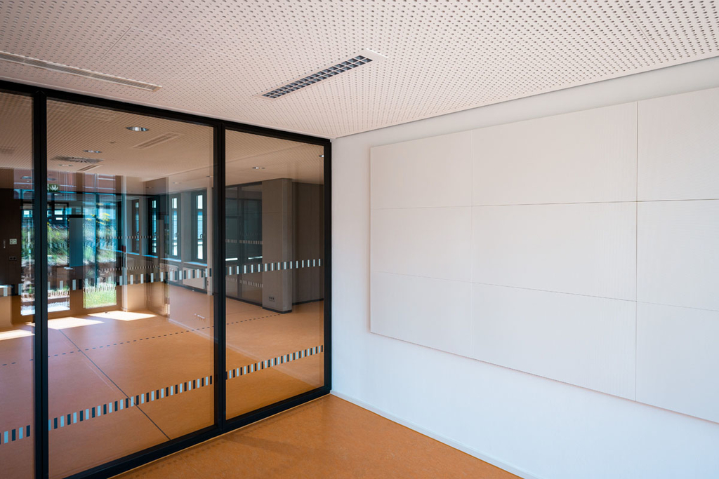 Typisch für die modernen Raumgruppen sind die gegenseitigen Sichtbeziehungen zwischen den Räumen durch viel Glas.