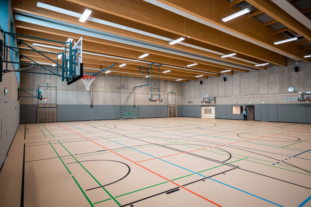 Die Dreifach-Turnhalle kann dank der Trennvorhänge als eine Halle oder auch mit zwei oder allen drei Hallenabschnitten genutzt werden.