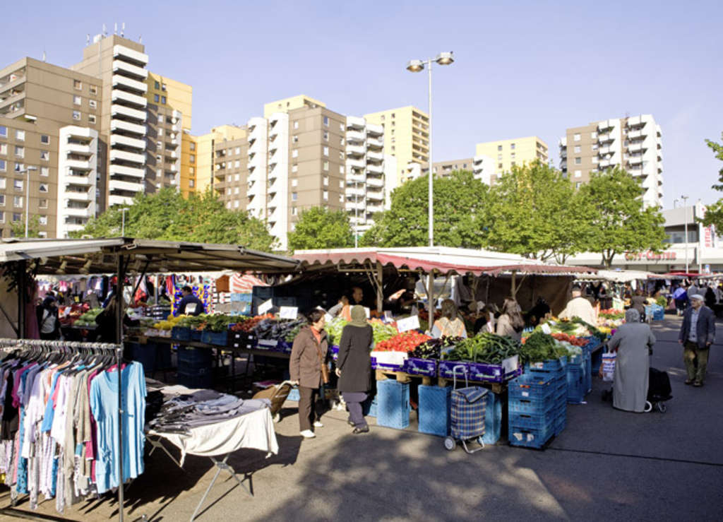 Wochenmarkt auf dem Liverpooler Platz in Chorweiler 