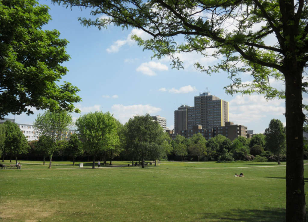 Olof-Palme-Park mit Skyline von Chorweiler