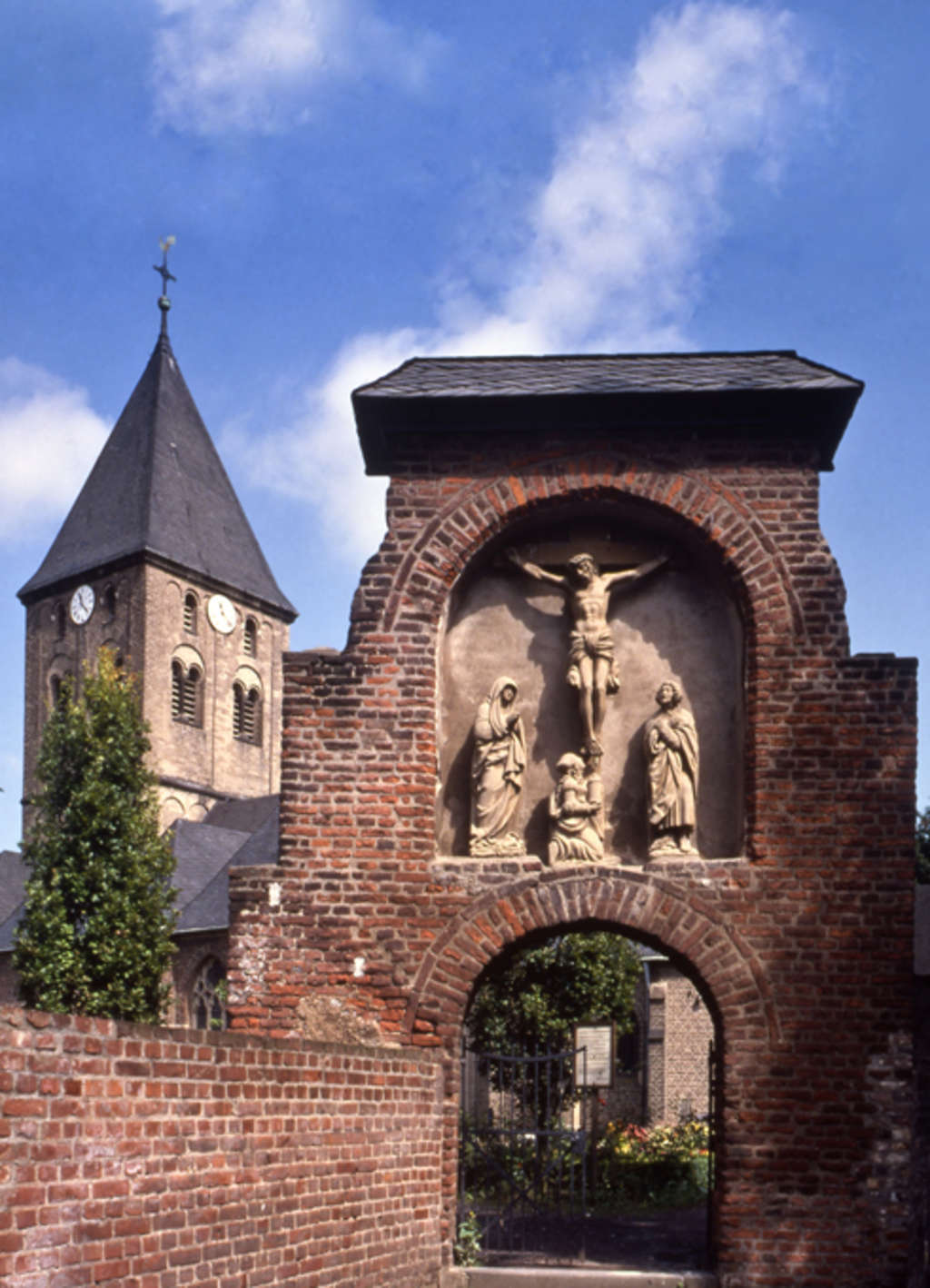 Eingang zum Friedhof mit Sankt Martin in Esch/Auweiler