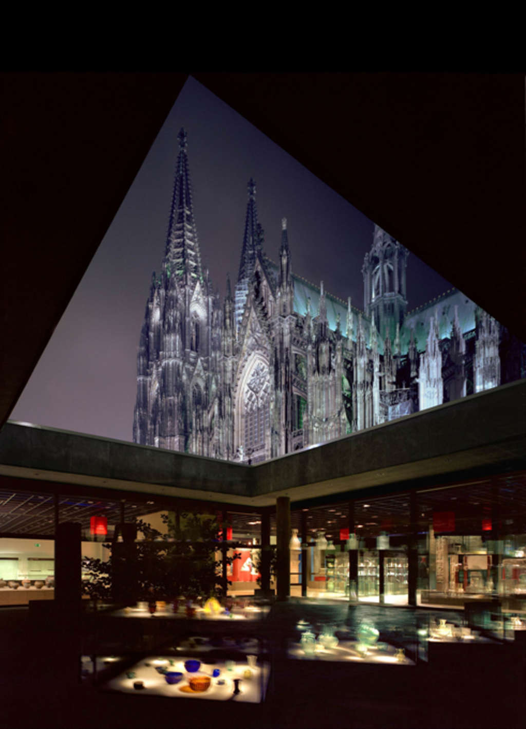 Römisch-Germanisches Museum mit Blick auf den Dom in Altstadt/Nord