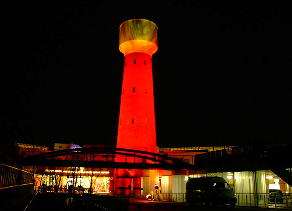 Wasserturm in Kalk bei Nacht
