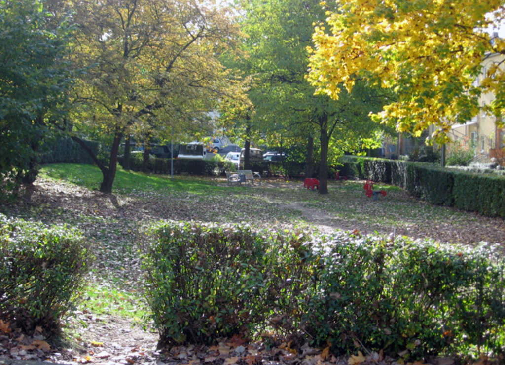 Grünanlage zwischen den Häuserzeilen Ansbacher Straße in Vingst