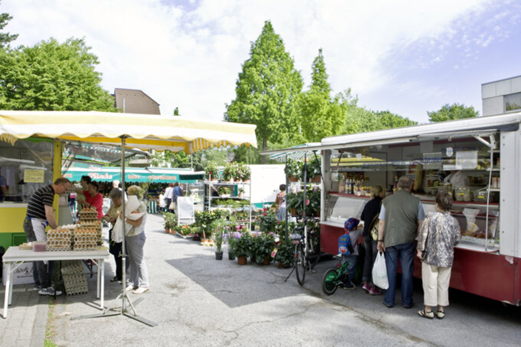Wochenmarkt in Stammheim, Ricarda-Huch-Straße, Link auf Wochenmärkte nach Stadtbezirken - Stadt Köln