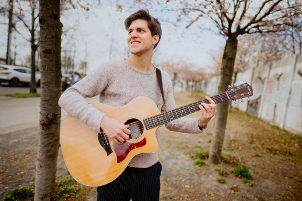 Porträt von FALK mit Gitarre