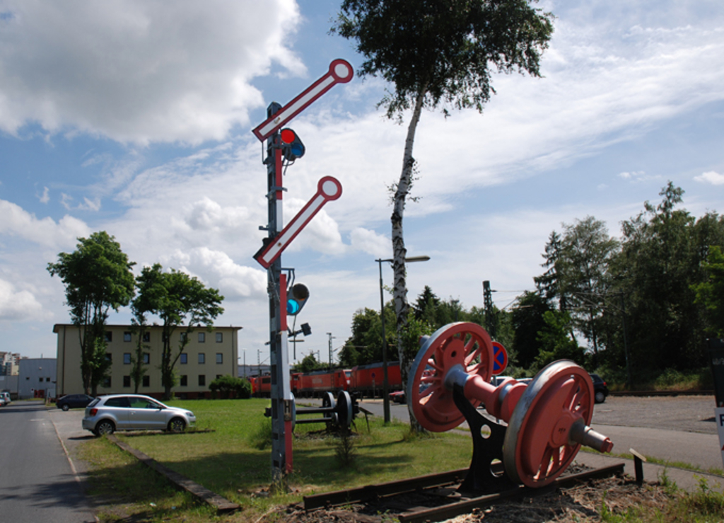 Skulptur aus Eisenbahnequipment am Rangierbahnhof in Gremberghoven