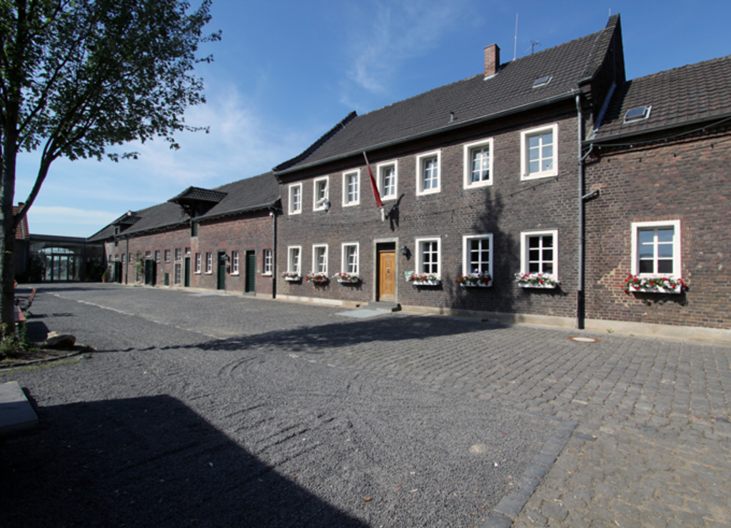 Eltzhof, Burgallee 10, in Wahn